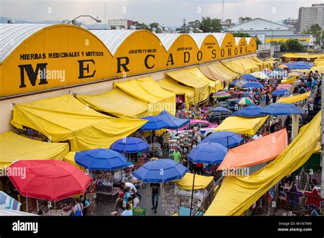 El Mercado de Sonora Üzerinde Canlı Renkler ve Dramatik Işık Oyunu!