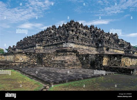  Borobudur Tapınağı'nın Devasa Heykel Grupları: 8. Yüzyılın Bir Harikası!