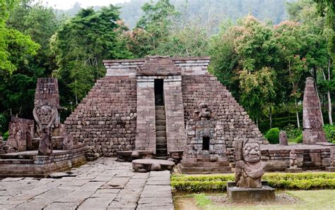  Candi Sukuh'nin Gizemli Gülü: 14. Yüzyılın Endişeli Yüzü